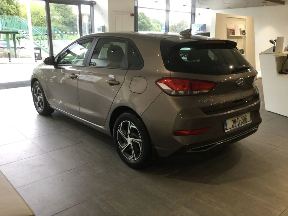 Hyundai i30 Deluxe 5DR Petrol - Only 32 000 Km - - Image 3