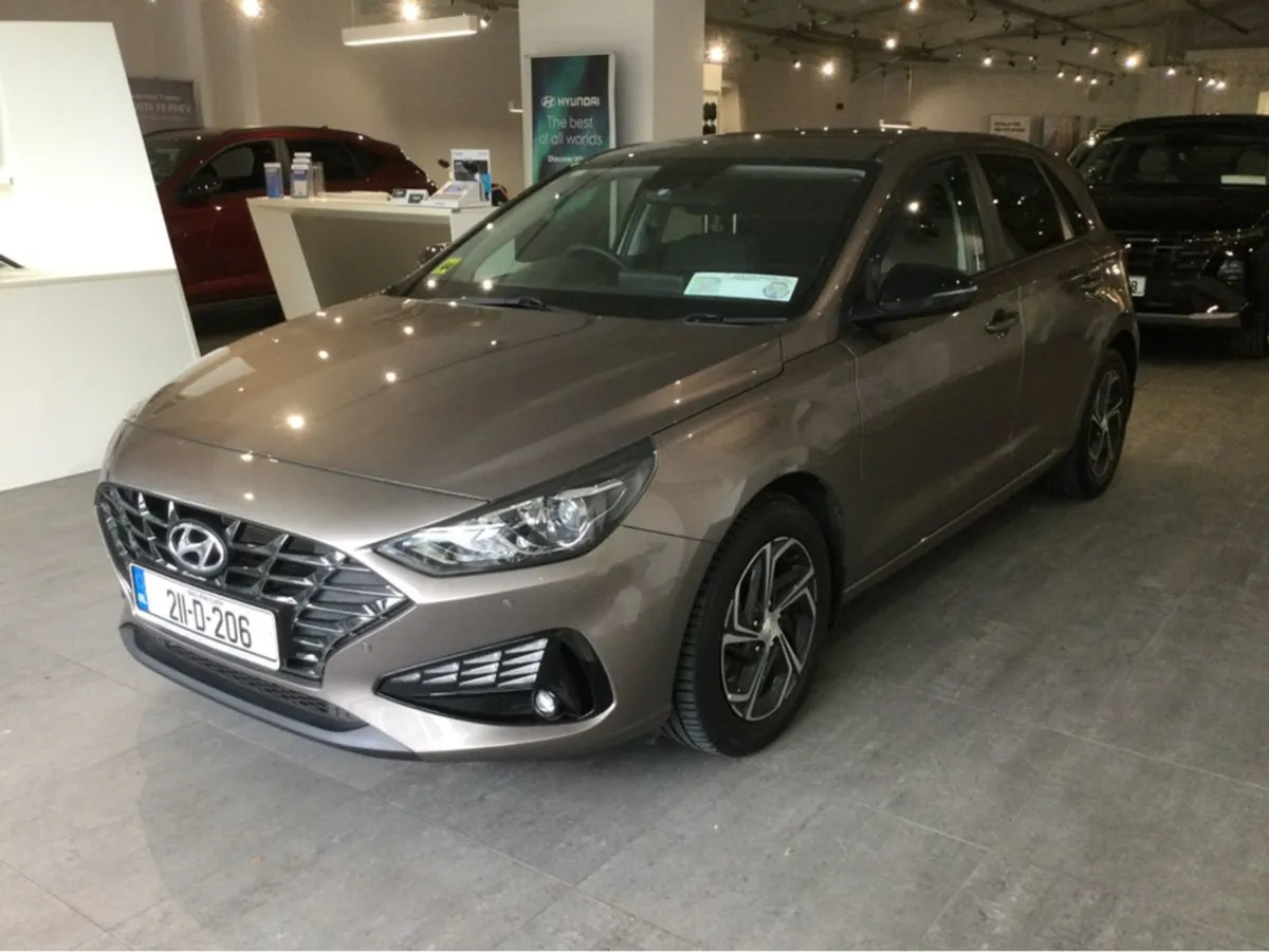 Hyundai i30 Deluxe 5DR Petrol - Only 32 000 Km - - Image 4