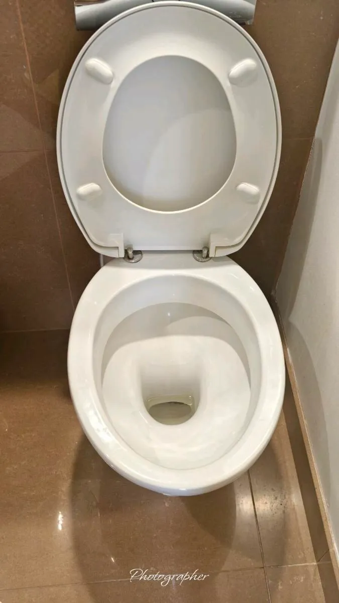 Bathroom toilet - Image 3