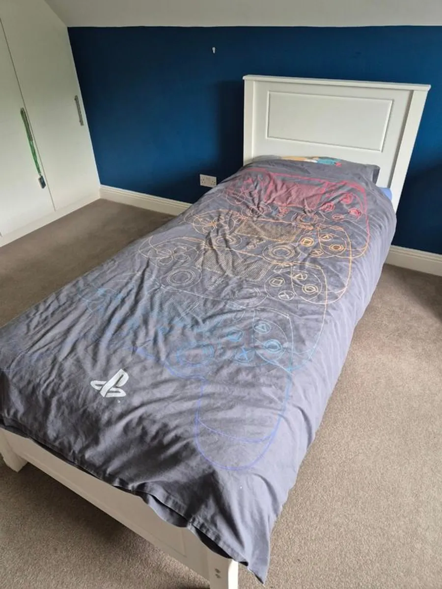 White wooden single bed frame - Image 1