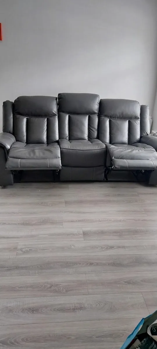 3 seater couch - Image 1
