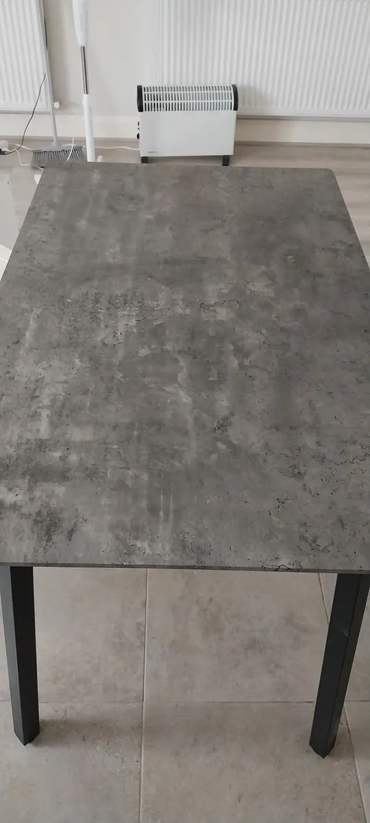 Kitchen table - Image 1