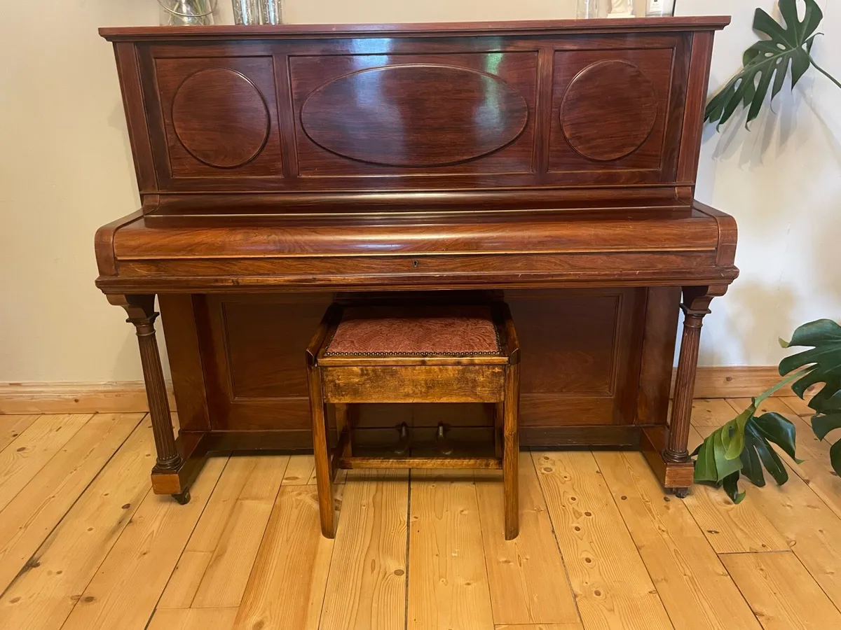 Piano and stool - Image 1