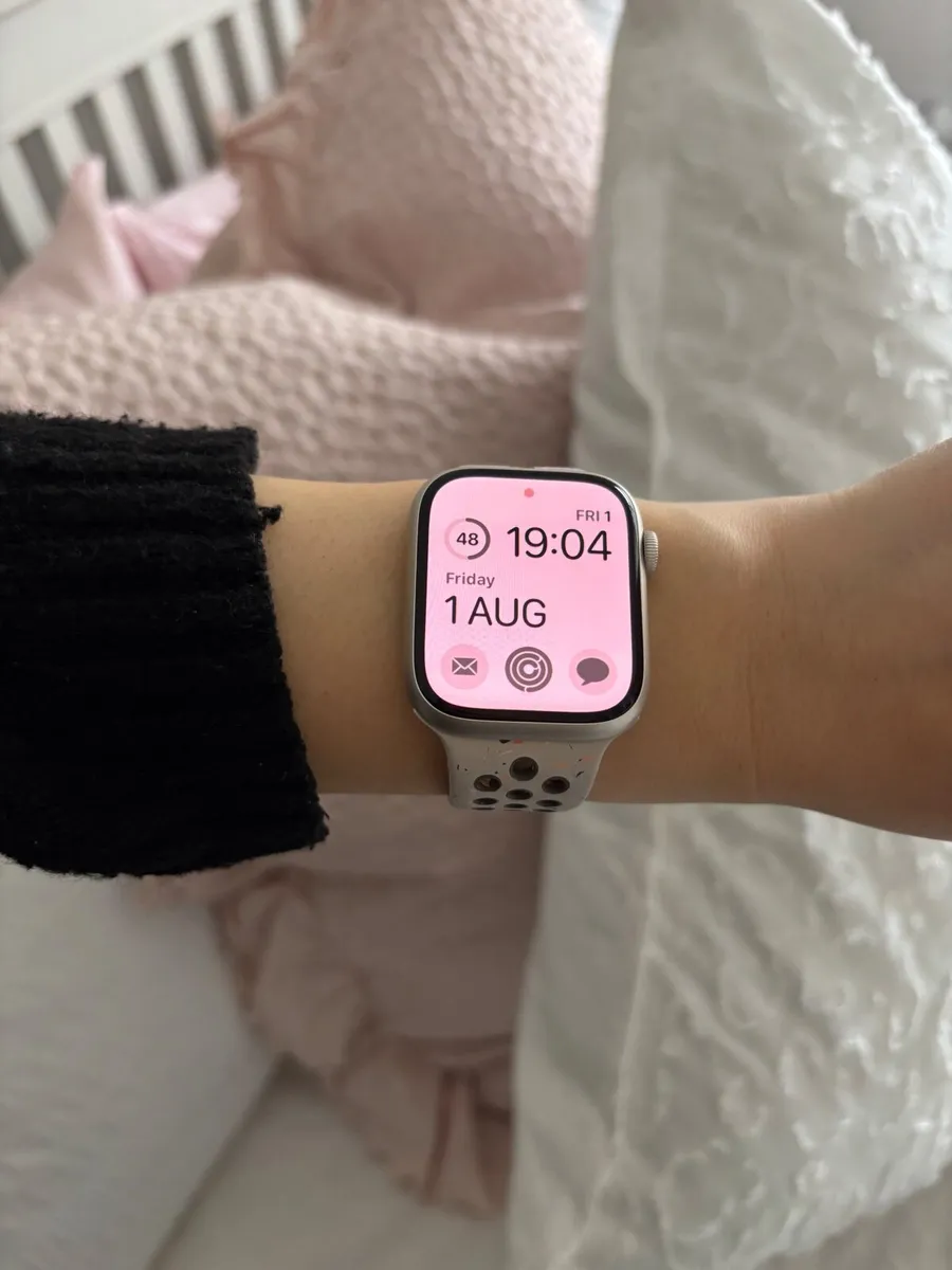 Apple Watch Series 8 GPS - 45mm + Accessories - Image 3