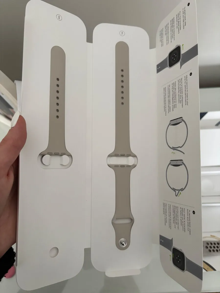 Apple Watch Series 8 GPS - 45mm + Accessories - Image 4