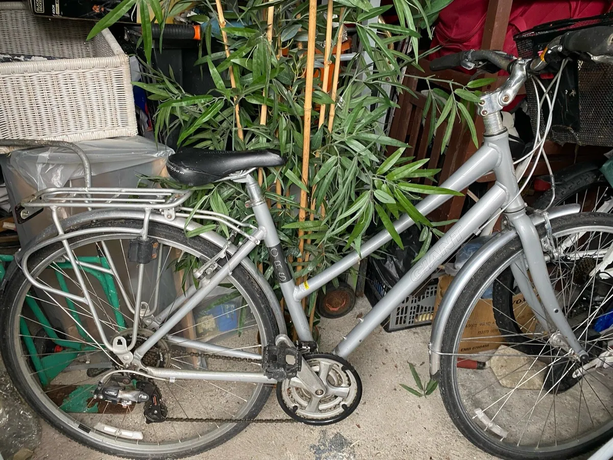 Giant CRS Silver Hybrid Bike - Image 3