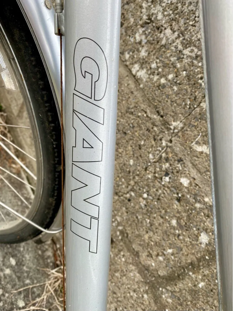 Giant CRS Silver Hybrid Bike - Image 4
