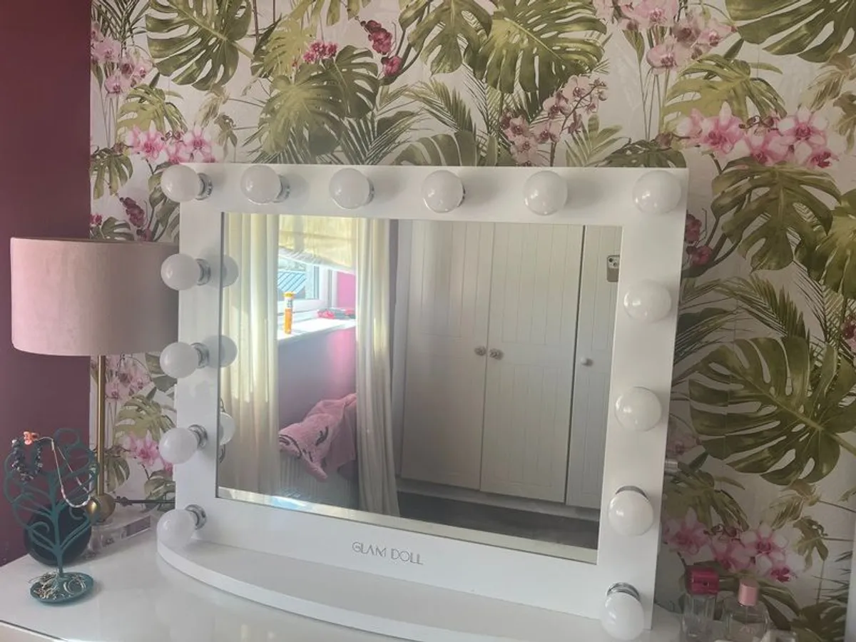 Glam Doll Light-Up Vanity Mirror - Image 1