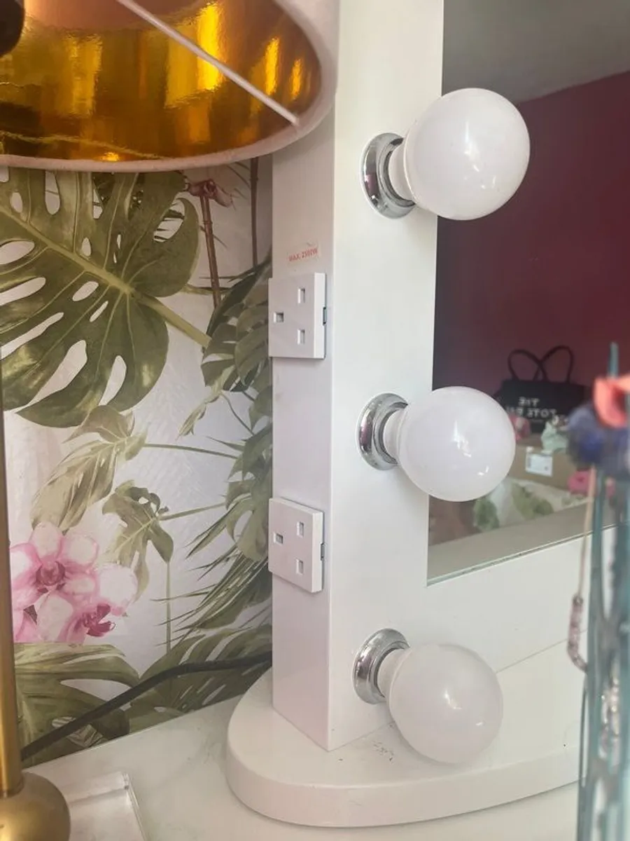 Glam Doll Light-Up Vanity Mirror - Image 3