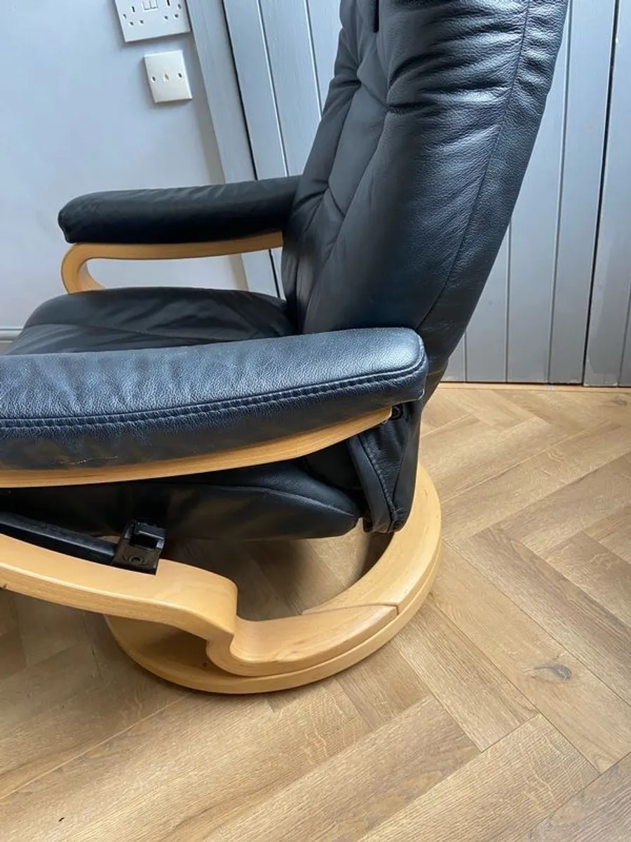 Leather recliner and leather footstool - Image 3