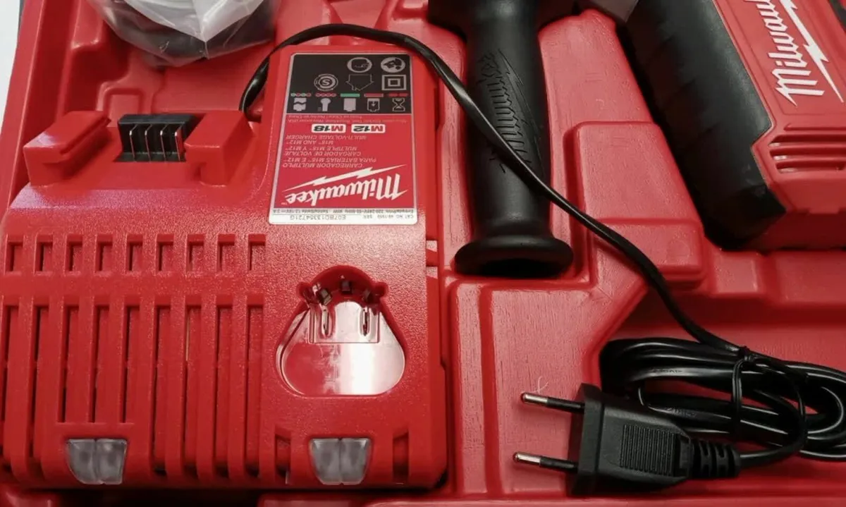 Milwaukee M18 Cordless 5/8" SDS Plus Rotary Hammer - Image 3