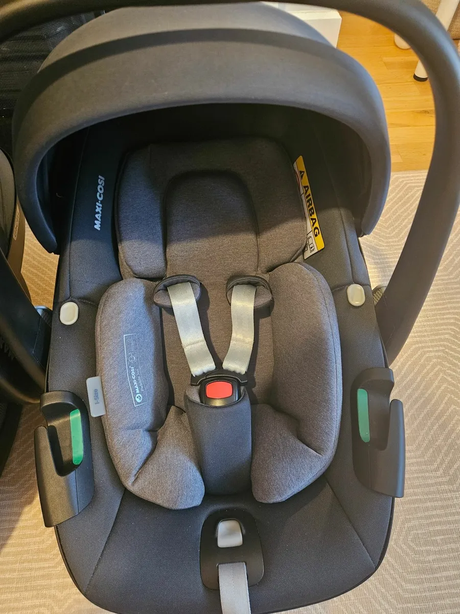 Maxi Cosi Pebble 360 car seats - Image 4