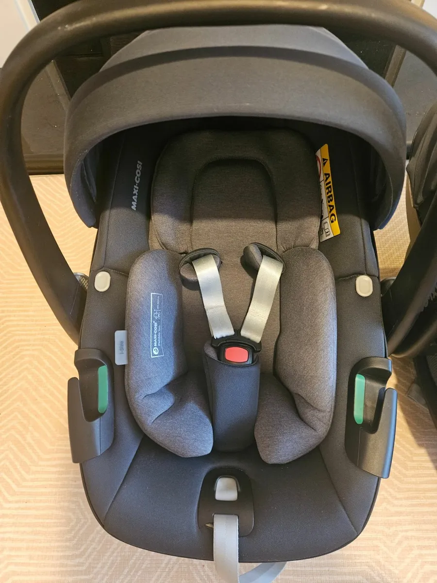 Maxi Cosi Pebble 360 car seats - Image 1