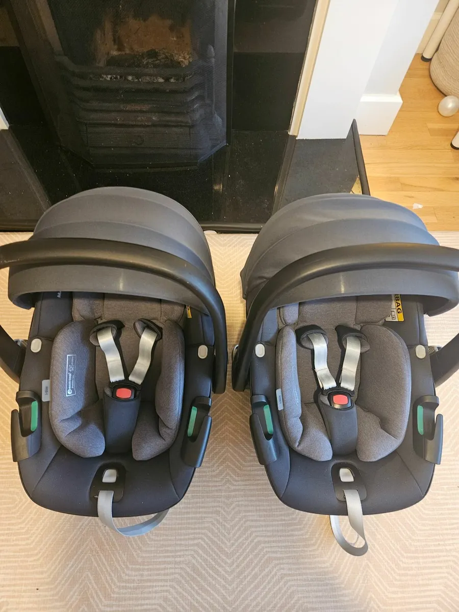 Maxi Cosi Pebble 360 car seats - Image 2