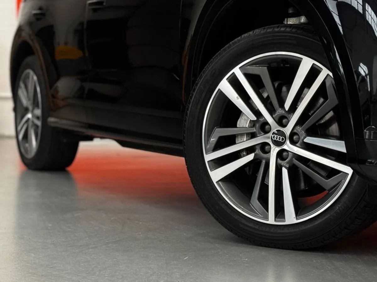 Audi Q5 S-line Black Edition Hybrid  53 - Image 4