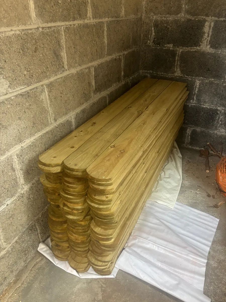 Round Top Loose Fence Boards 1.5m (120pcs) - Image 1