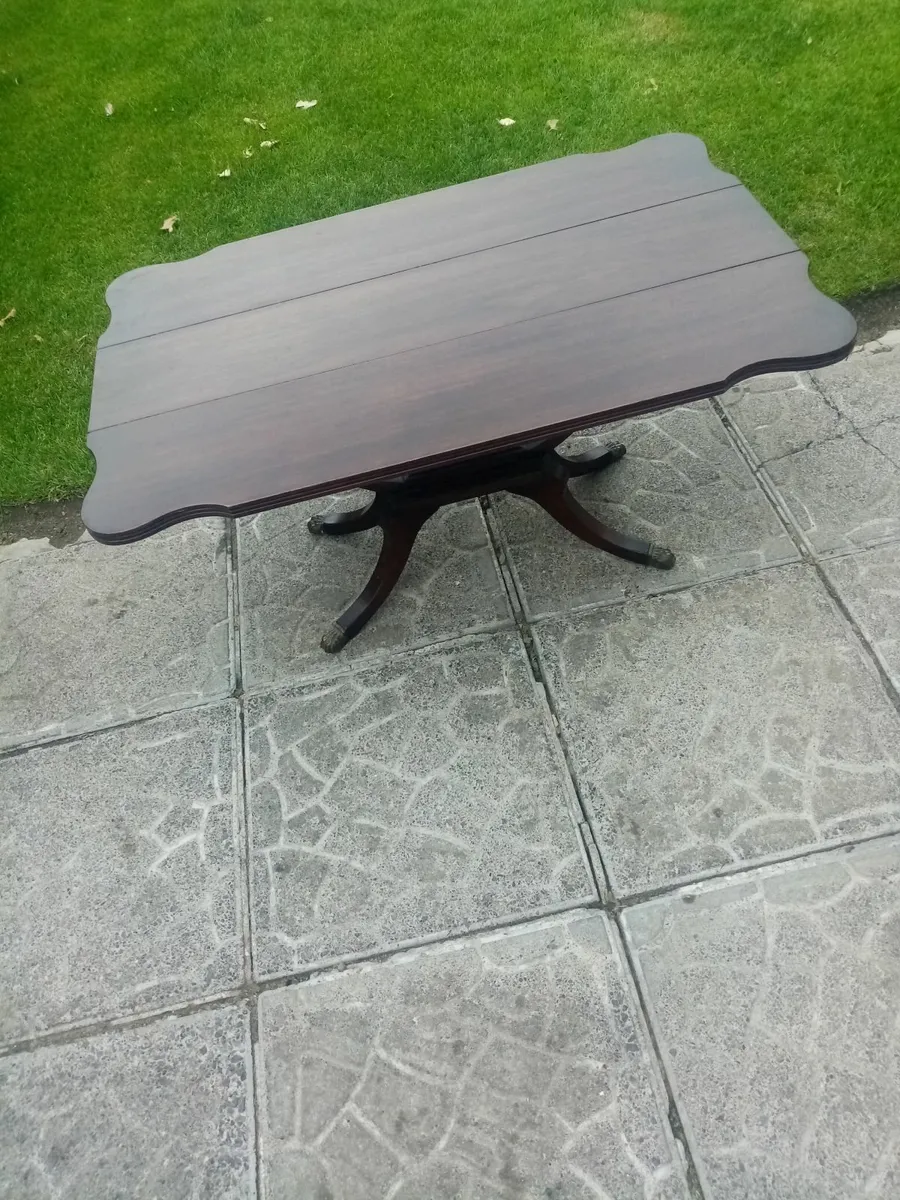 4 pod Table, 3 chain hanging shade - Image 1