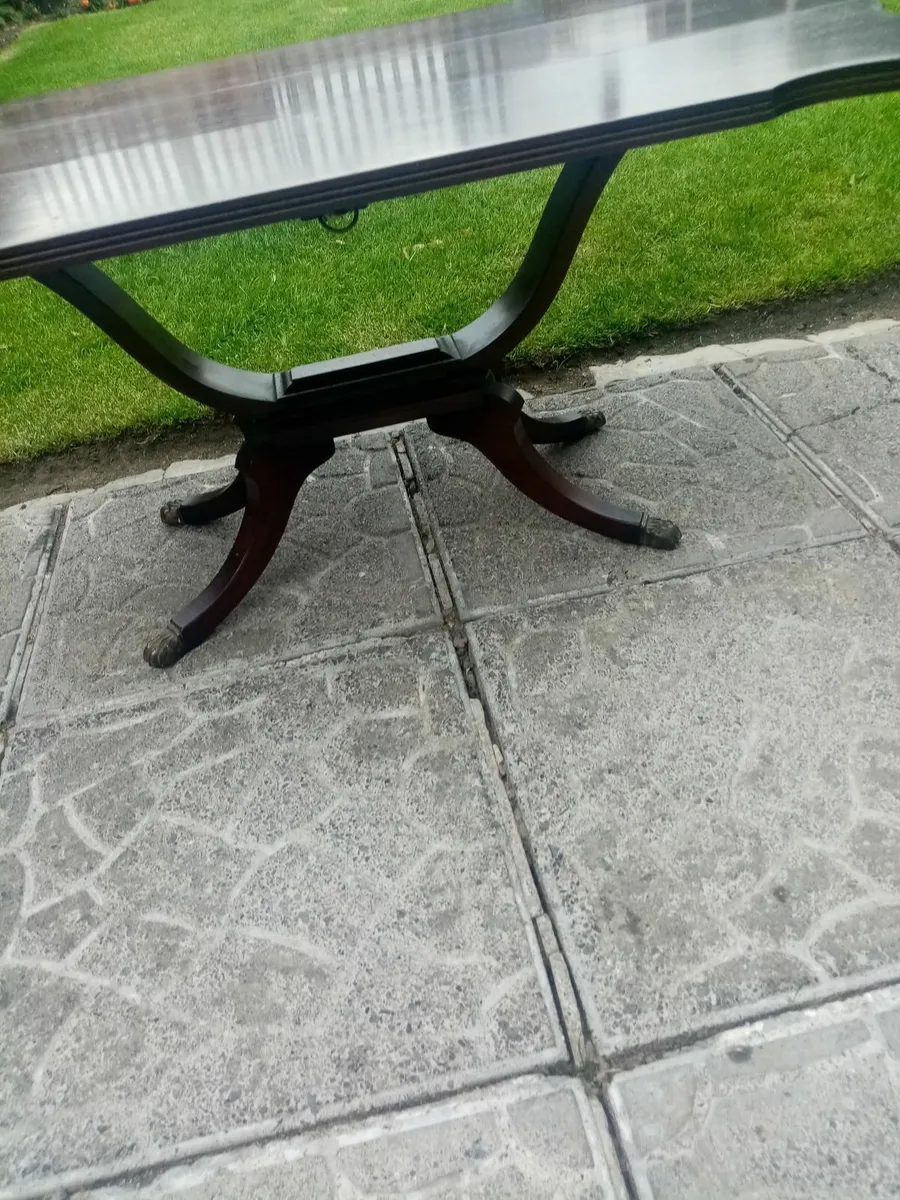 4 pod Table, 3 chain hanging shade - Image 3