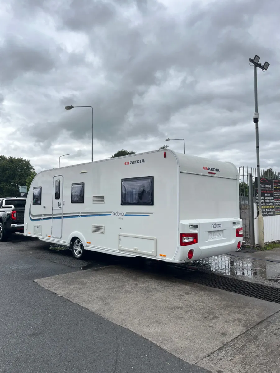 Adria 6 Berth Fixed Bed Rare Layout Caravan - Image 4
