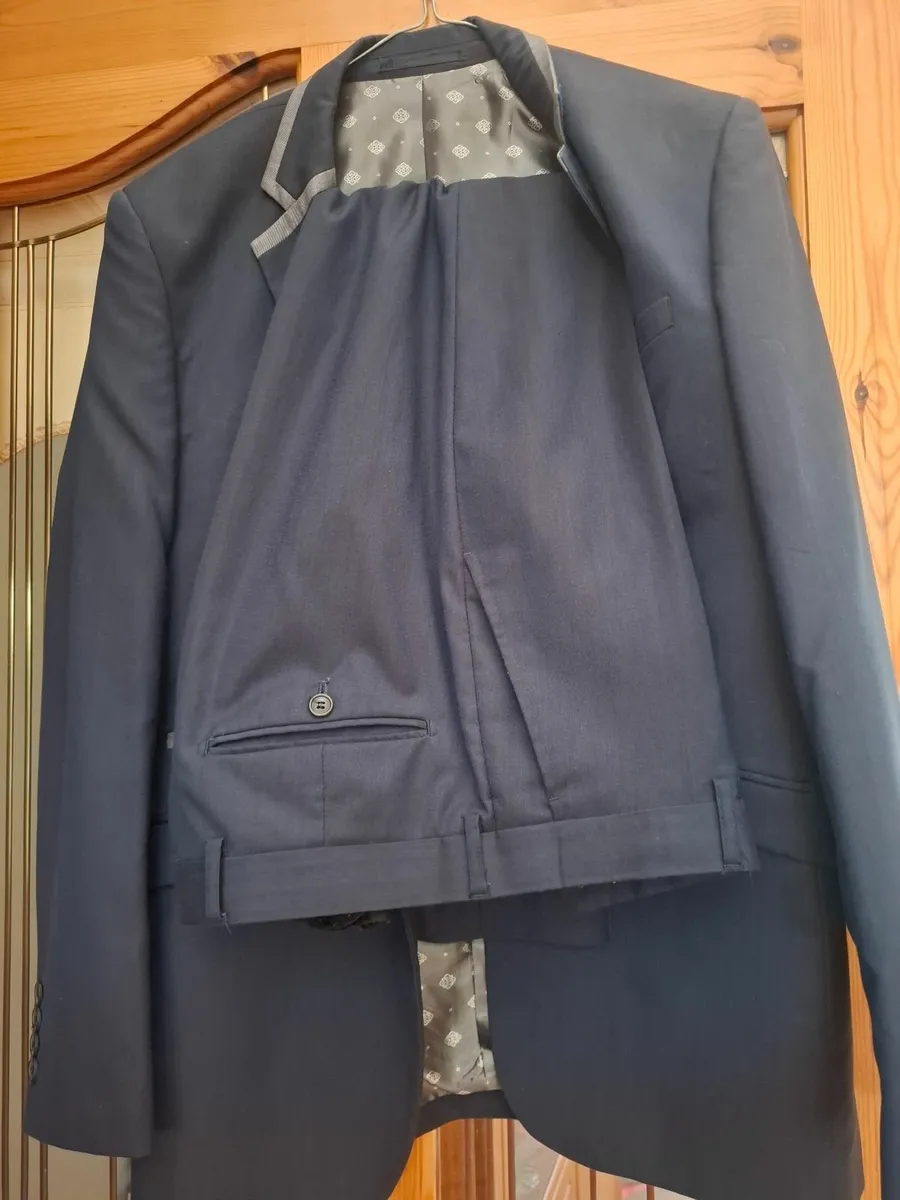 Mens navy blue 2 piece slim fit suit. - Image 1