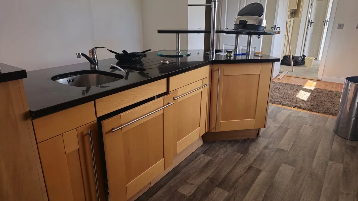 Full kitchen and all appliances - Image 1