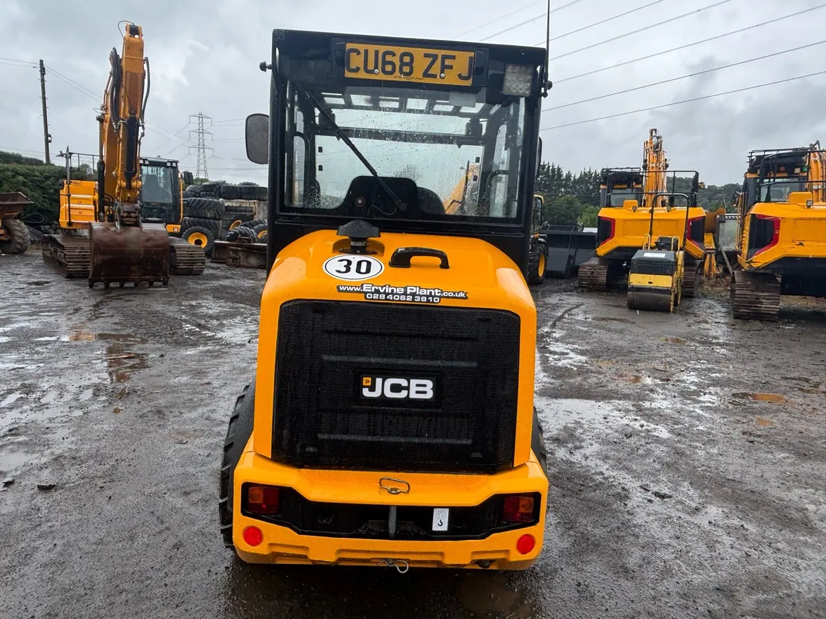 2018 JCB 403 Agri - Image 3