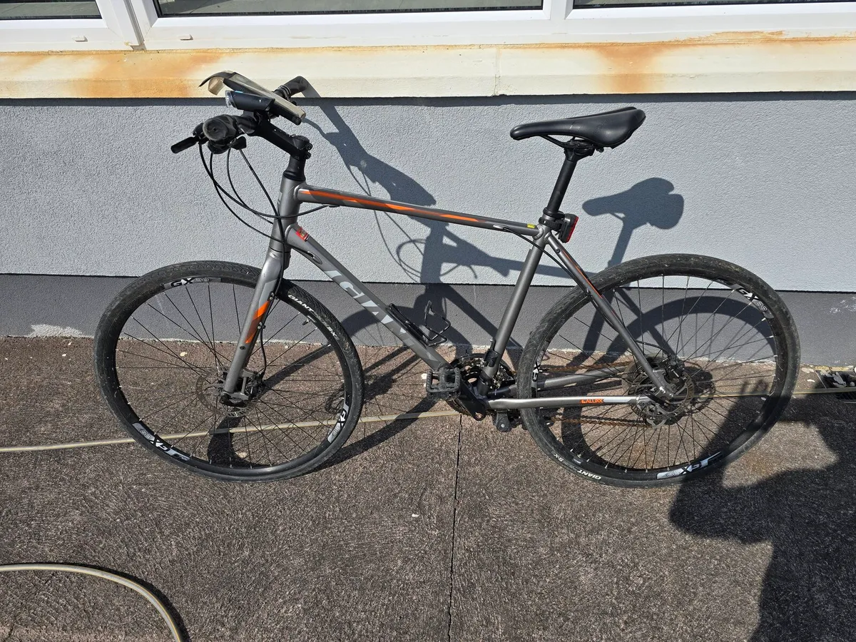 Giant Escape 1 Disc Hybrid Bike