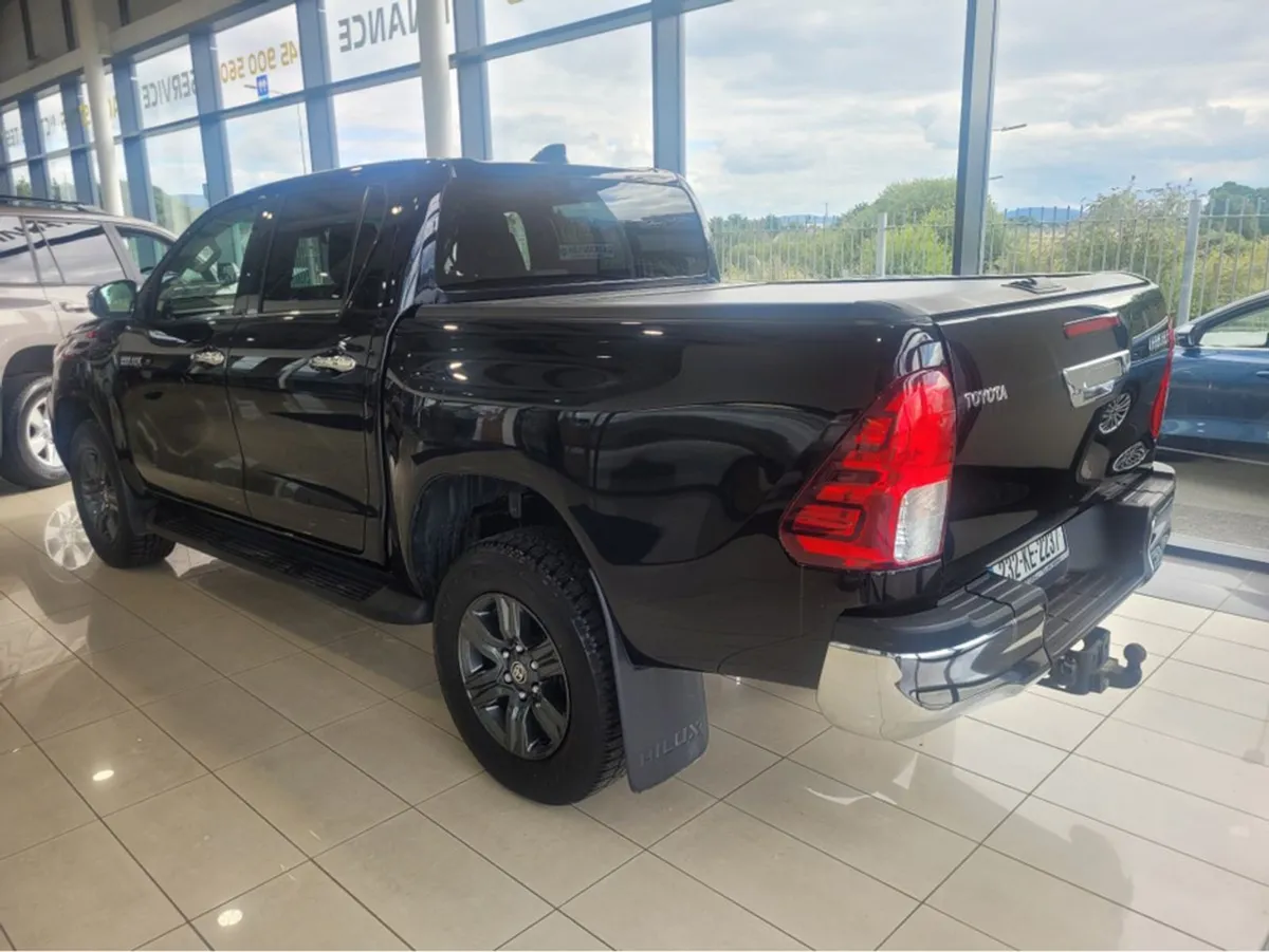 Toyota HiLux 2.4 SR5 Double CAB - Image 3