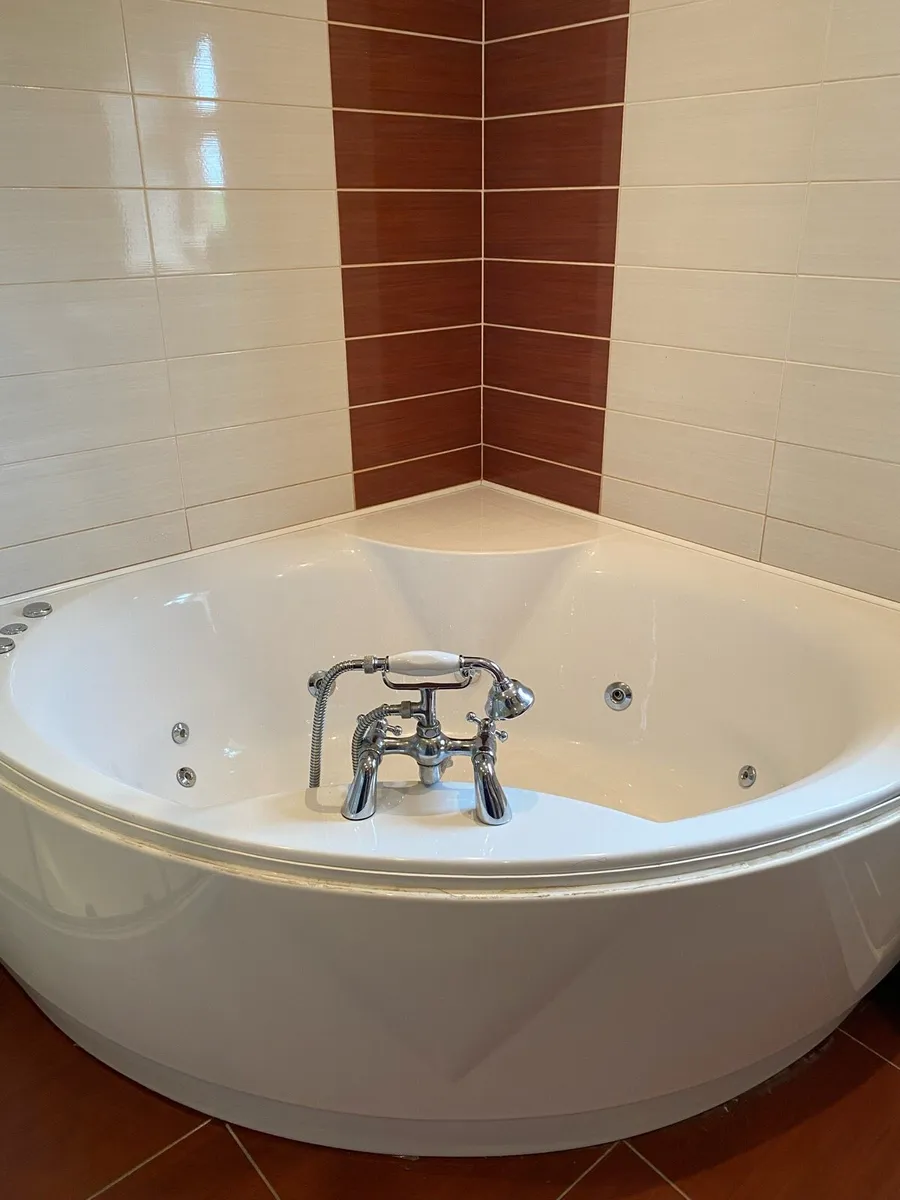 Corner Bath with whirlpools - Image 3