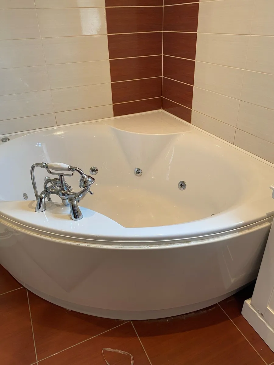 Corner Bath with whirlpools - Image 1