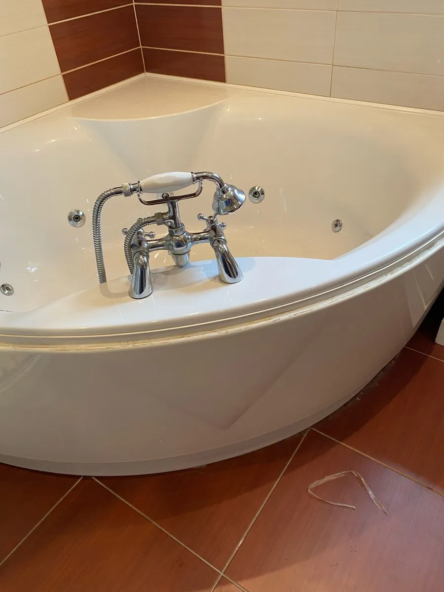 Corner Bath with whirlpools - Image 4