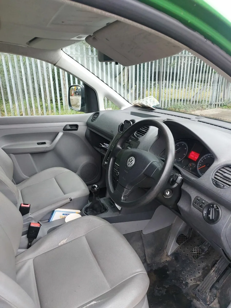 Volkswagen Caddy 2010 - Image 2
