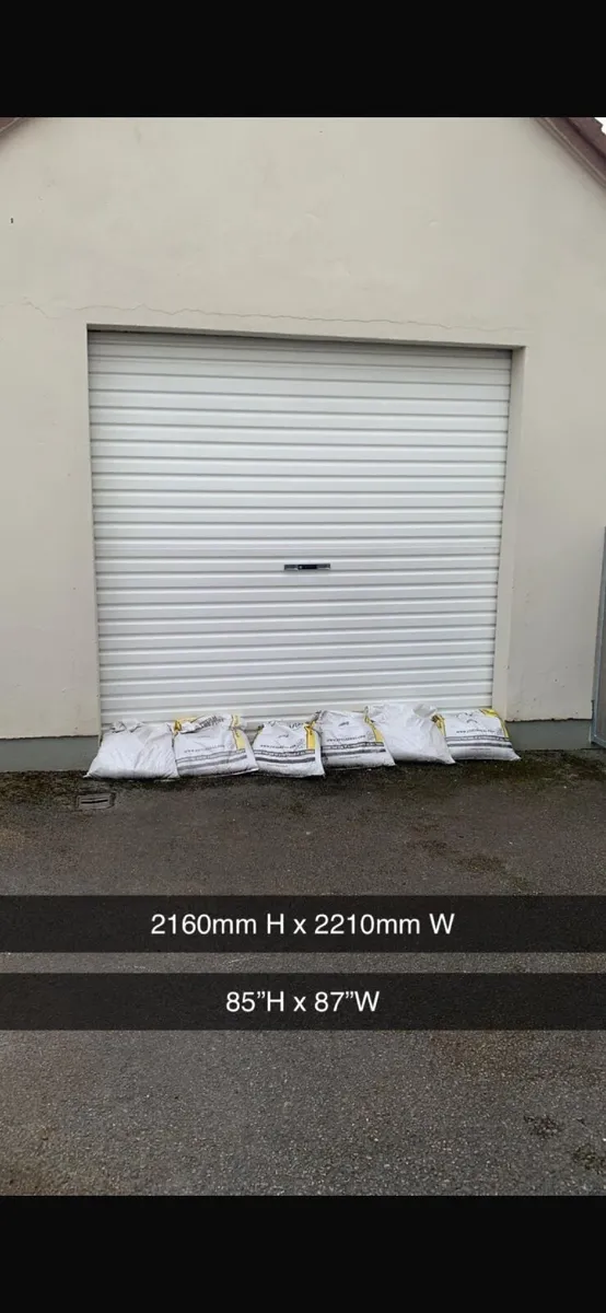 Roller garage door - Image 1