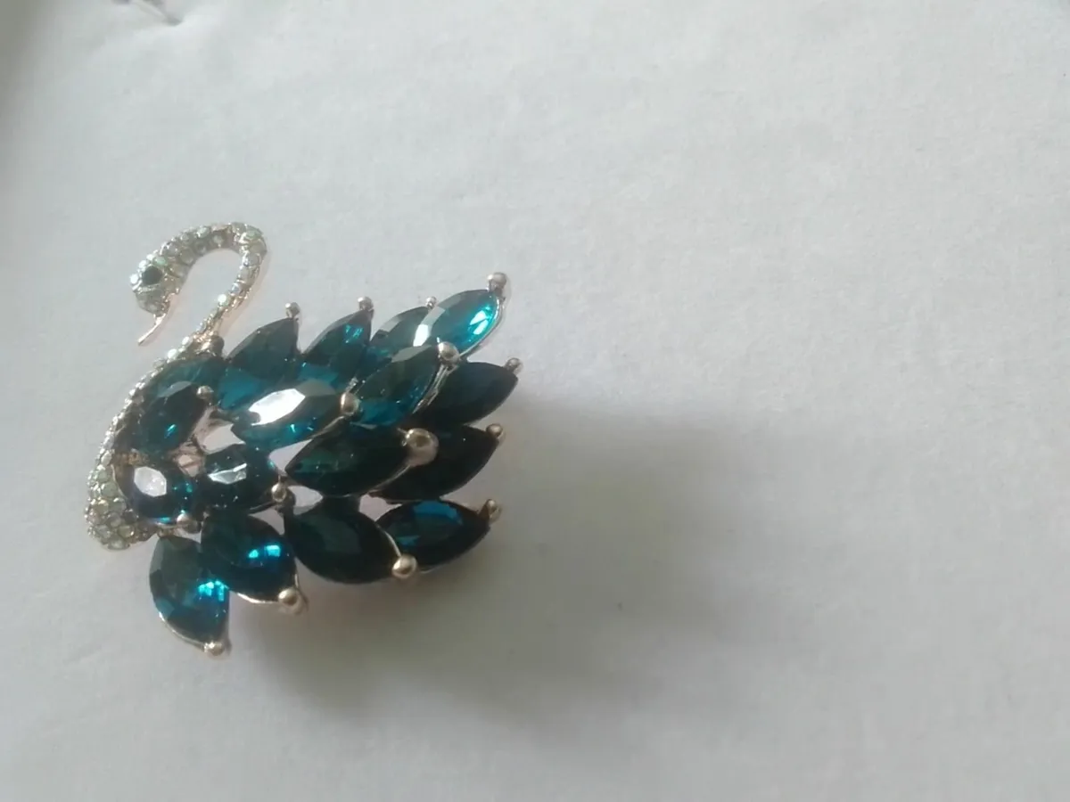 BLUE AUSTRIAN CRYSTAL SWAN BROOCH - Image 3