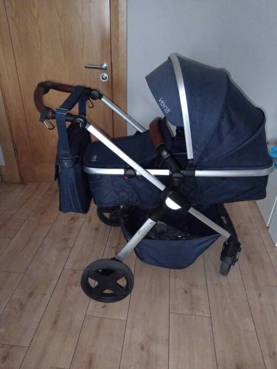 Venti Pram and Matching Baby Bag - Image 1