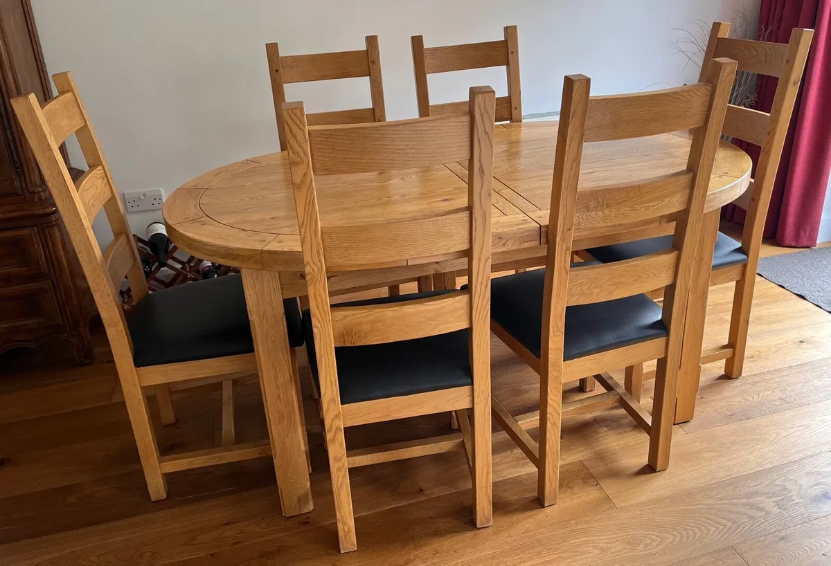 Oak dining room table (extensible) and 6 chairs - Image 1