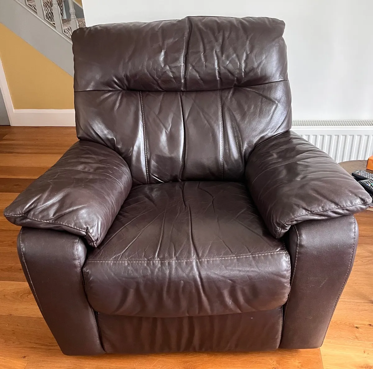 3 piece leather suite and foot rest (DFS) - Image 3