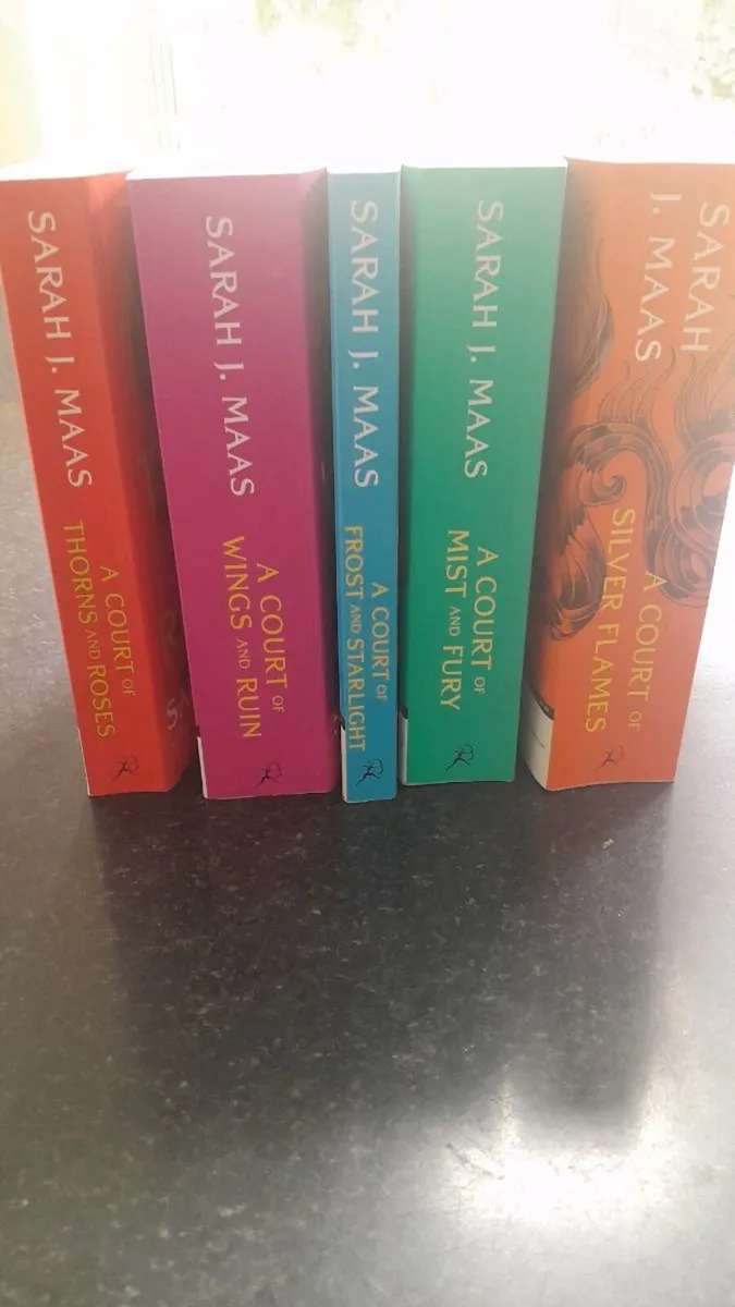 "Romantasy" Books. Set of 5 Sarah J. Maas novels - Image 1