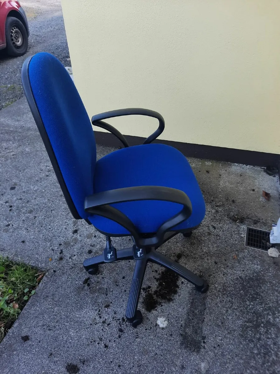 Office chair - Image 1