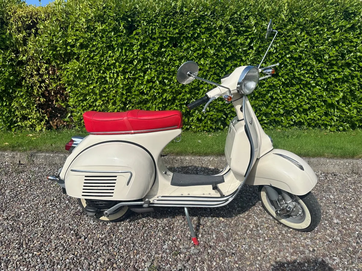 1981 VESPA PX125 restored to 1960's vintage style - Image 1