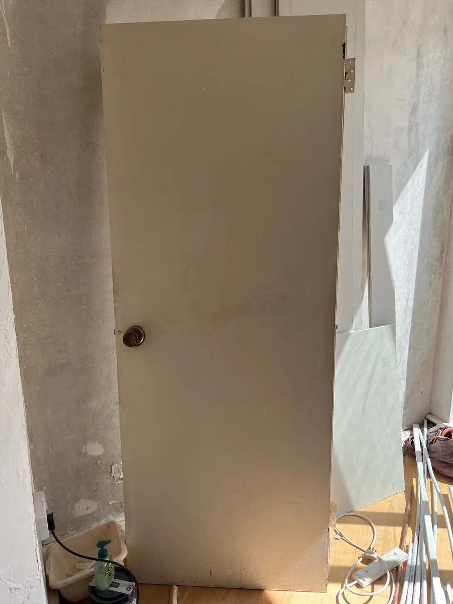 5 Internal doors, flat, with hinges and handles. - Image 1