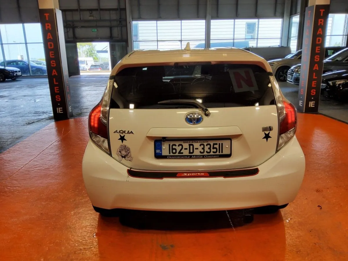 Toyota Aqua 1.8 Hybrid - Image 4