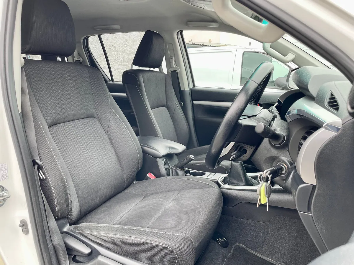 Toyota Hilux Icon 2.4D4D Manual 4WD Crew Cab,2021 - Image 4