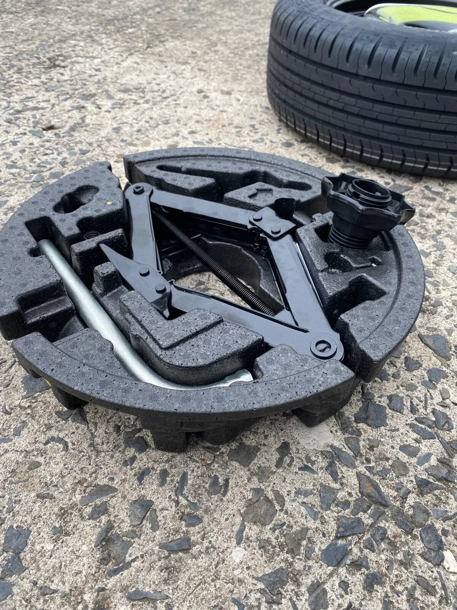 Volkswagen spare wheel and toolkit - Image 2