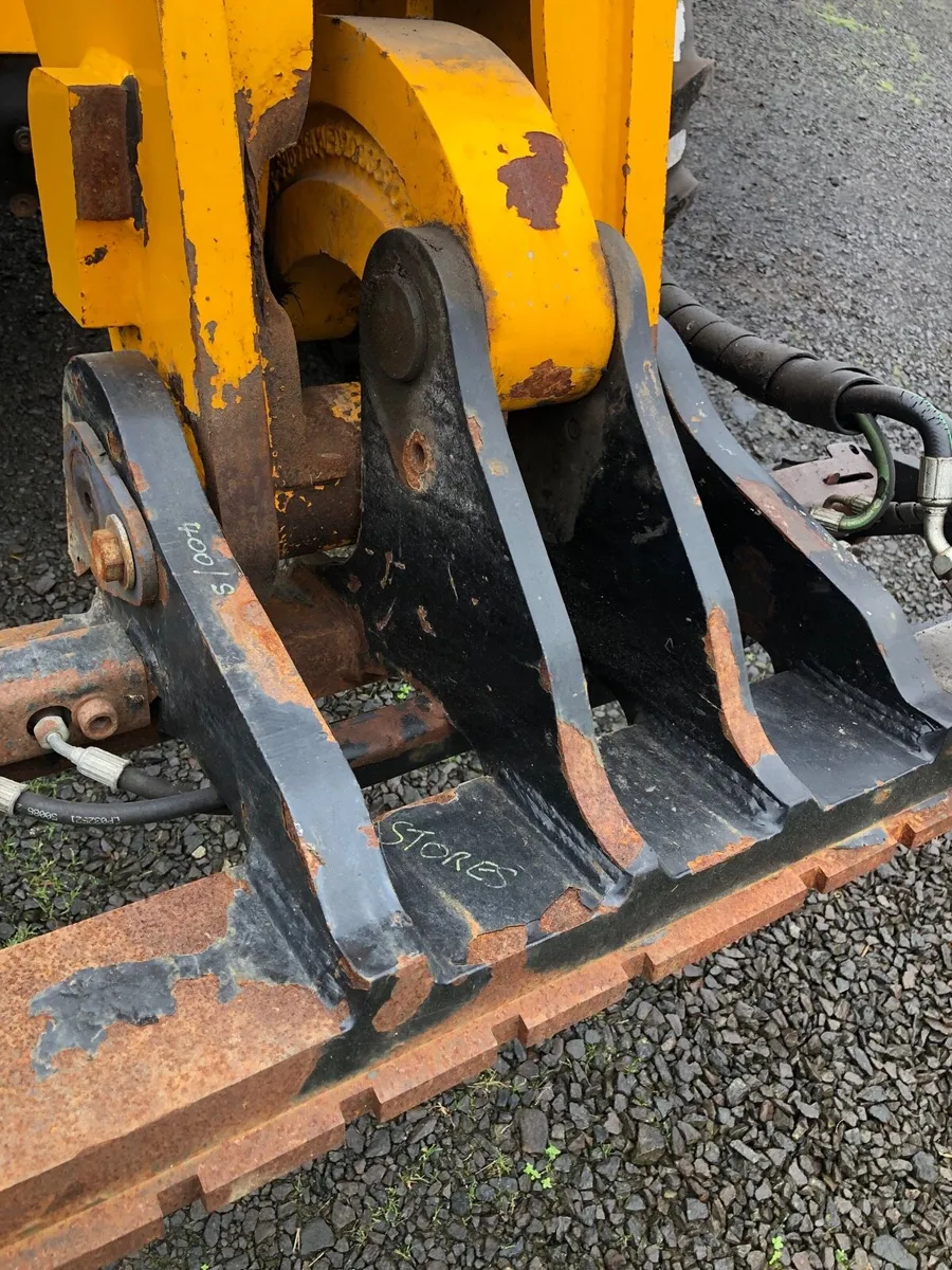 Pin and cone headstock for JCB - Image 2
