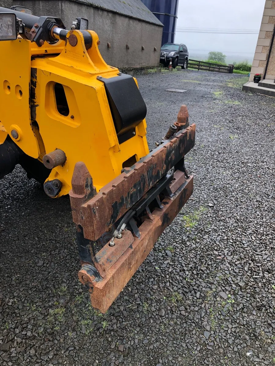 Pin and cone headstock for JCB - Image 1