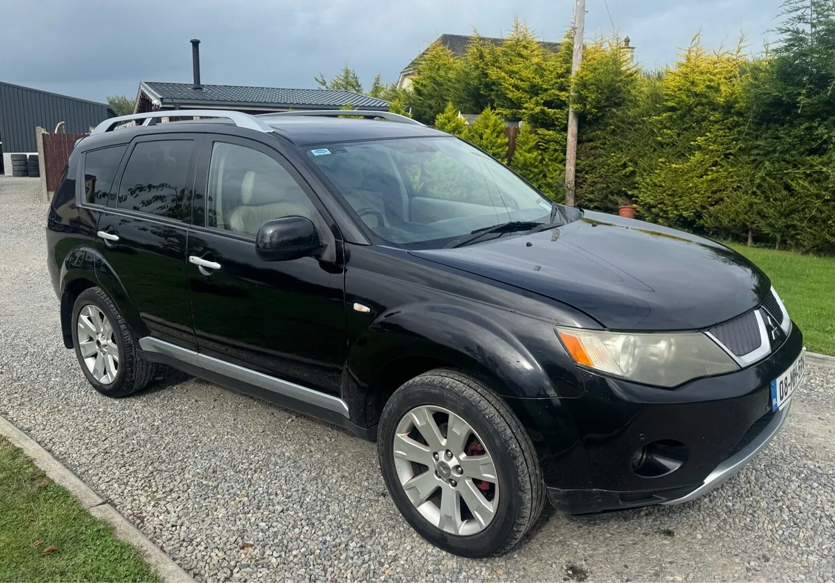 Mitsubishi Outlander 7 Seater 4x4 - Image 1