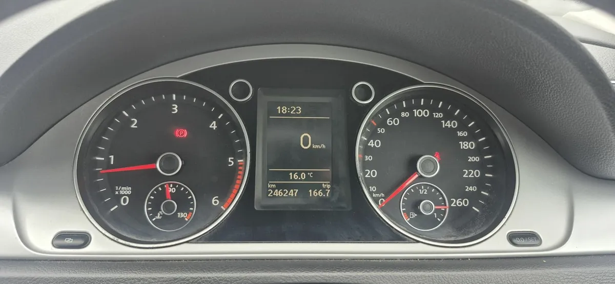 Volkswagen Passat 2012 - Image 2