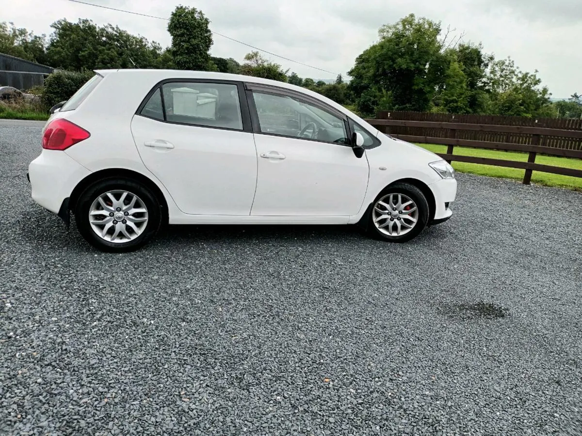 Toyota Auris 2008 - Image 2