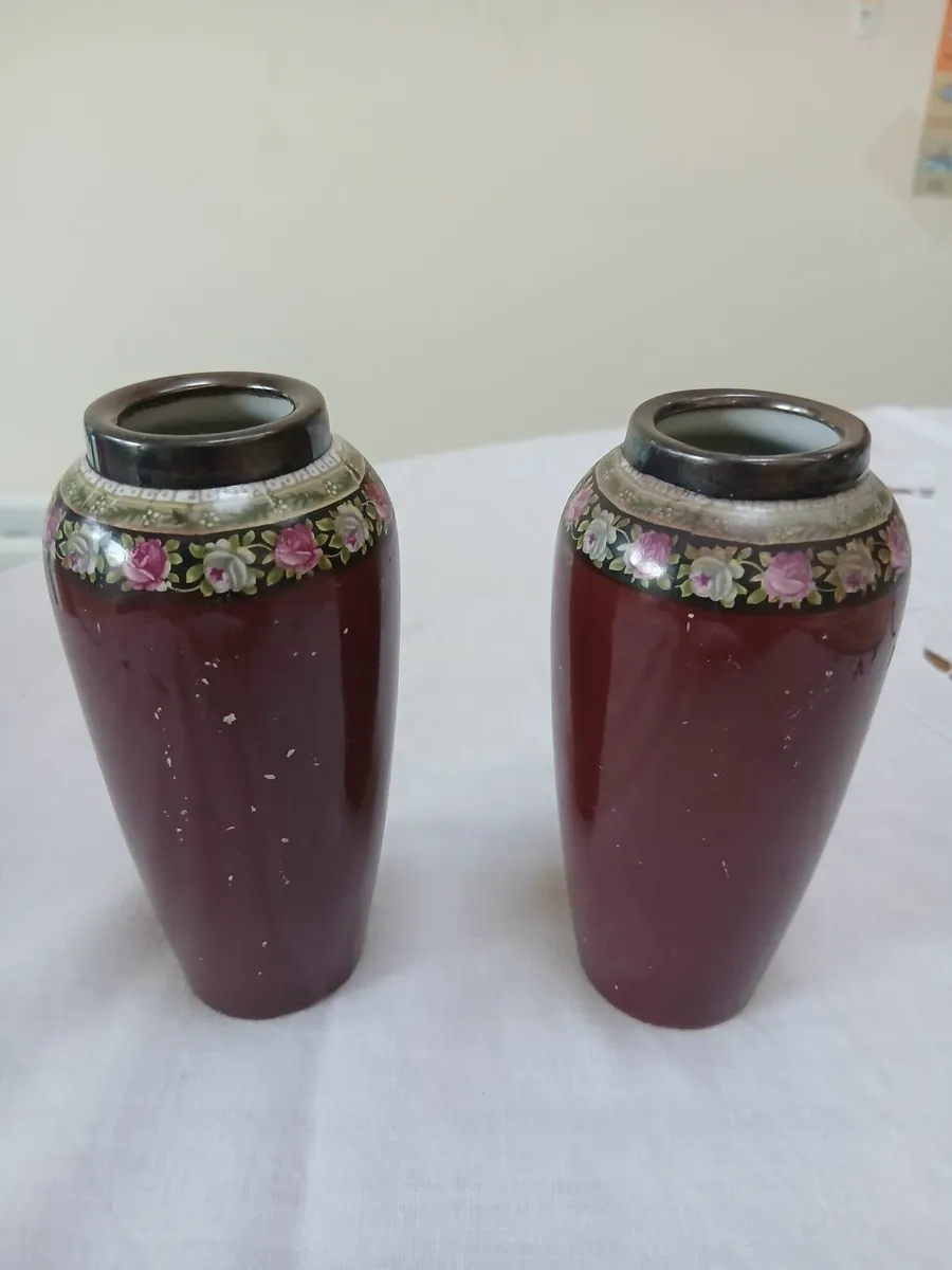 Pair of small British Vases - Image 1